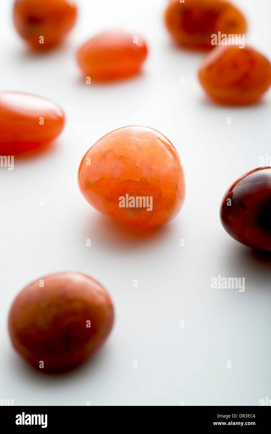 leuchtend orange Kieselsteine auf weißem Hintergrund Stockfoto