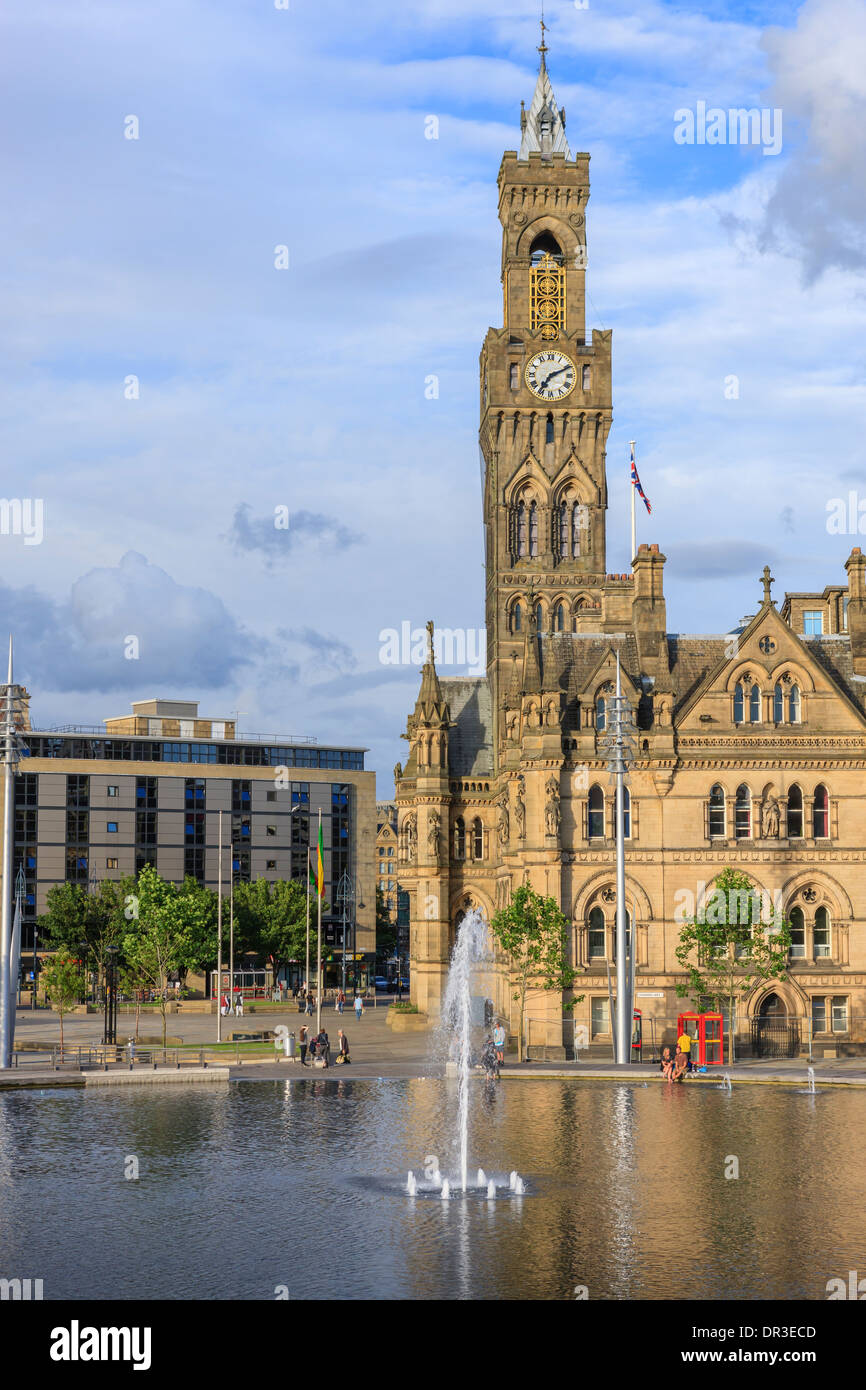Stadtpark-Brunnen und Rathaus Bradford West Yorkshire England Stockfoto