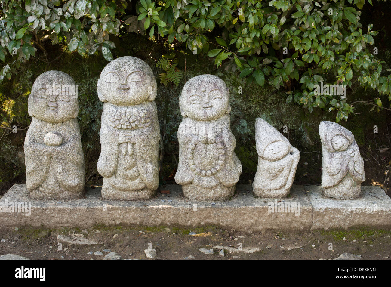Kleinen steinernen Statuen Ojizou neben der Straße in Arashiyama, Kyoto, Japan Stockfoto