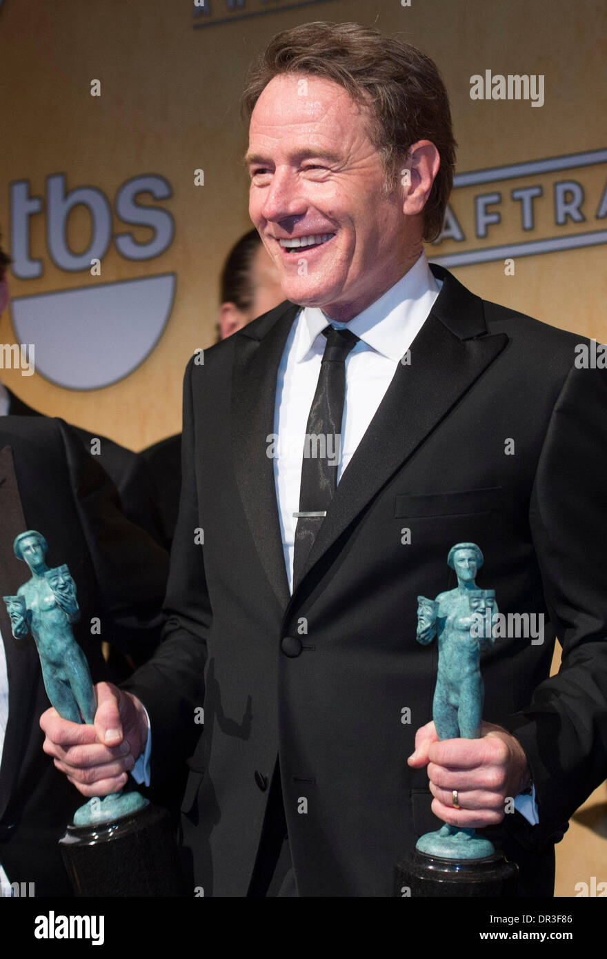 Los Angeles, USA. 19. Januar 2014. Bryan Cranston, Preisträger für die hervorragende Leistung durch ein Ensemble In A Drama-Serie "Breaking Bad", stellt im Presseraum während der 20. Annual Screen Actors Guild Awards, im Shrine Auditorium in Los Angeles, Kalifornien, USA, 18. Januar 2014. Bildnachweis: Yang Lei/Xinhua/Alamy Live-Nachrichten Stockfoto