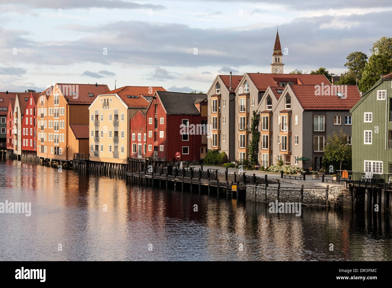 Farbenfrohe Gebäude am Wasser entlang der Nidelva in Trondheim, Norwegen Stockfoto