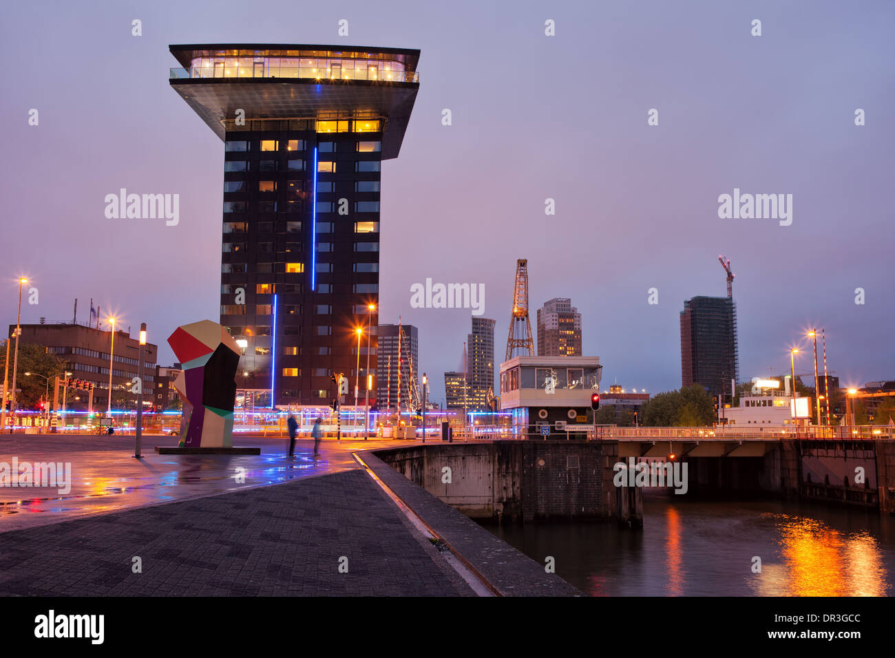 Rotterdam Stadtzentrum am Abend Nieuwe Leuvebrug auf der rechten Seite, Südholland, Niederlande. Stockfoto