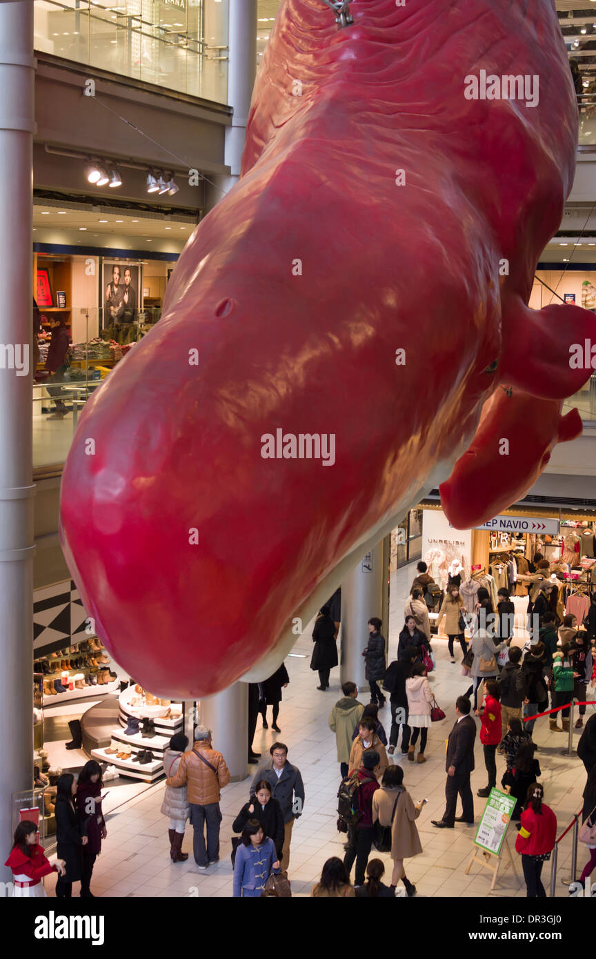 HEP fünf Shopping Center, Umeda, Osaka, Japan. Ein 20m rot-Wal, erstellt von einem berühmten Musiker Tatsuya Ishii Stockfoto
