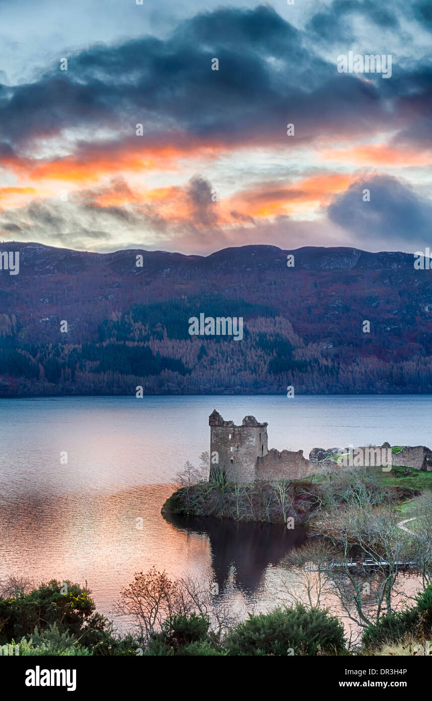 Sonnenaufgang über Urquhart Castle und Loch Ness Stockfoto