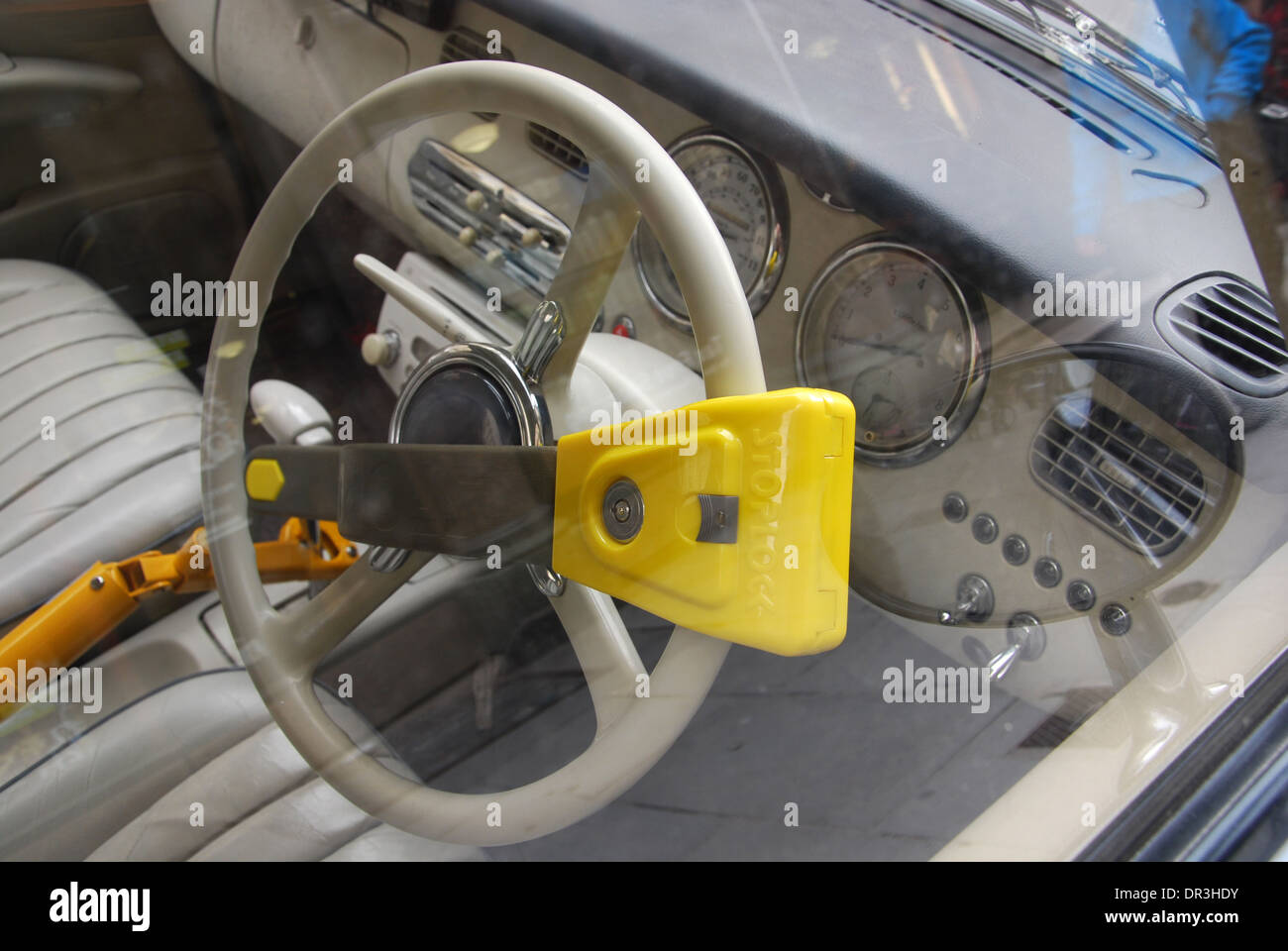 Lenkradschloss auf Nissan Figaro Stockfoto