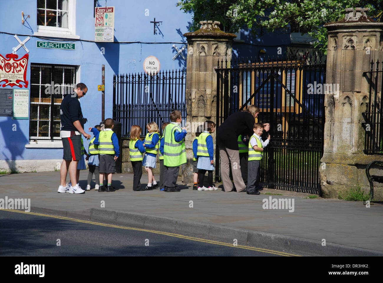 Schulklasse besucht Kirche St. Johannes der Täufer, Glastonbury High Street, Somerset, England Stockfoto