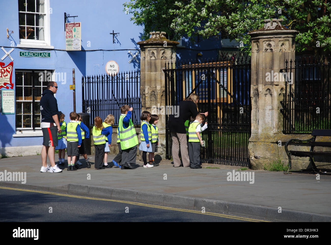 Schulklasse besucht Kirche St. Johannes der Täufer, Glastonbury High Street, Somerset, England Stockfoto