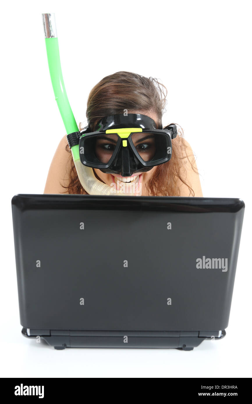 Schnorchel Frau Surfen in einem Netbook Computer isoliert auf weißem Hintergrund Stockfoto