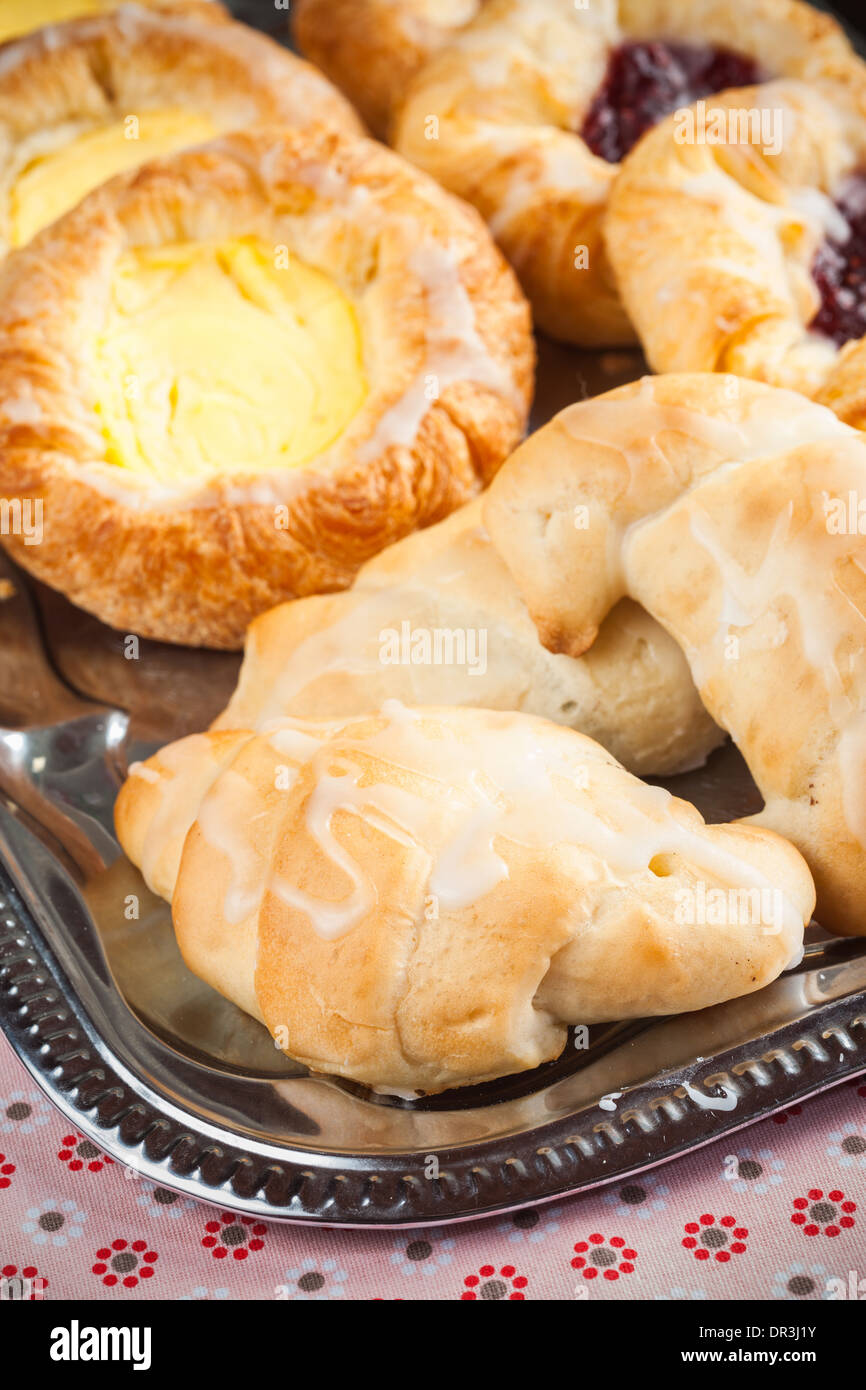 Bagels und Kuchen mit Früchten und Vanille-Füllung Stockfoto