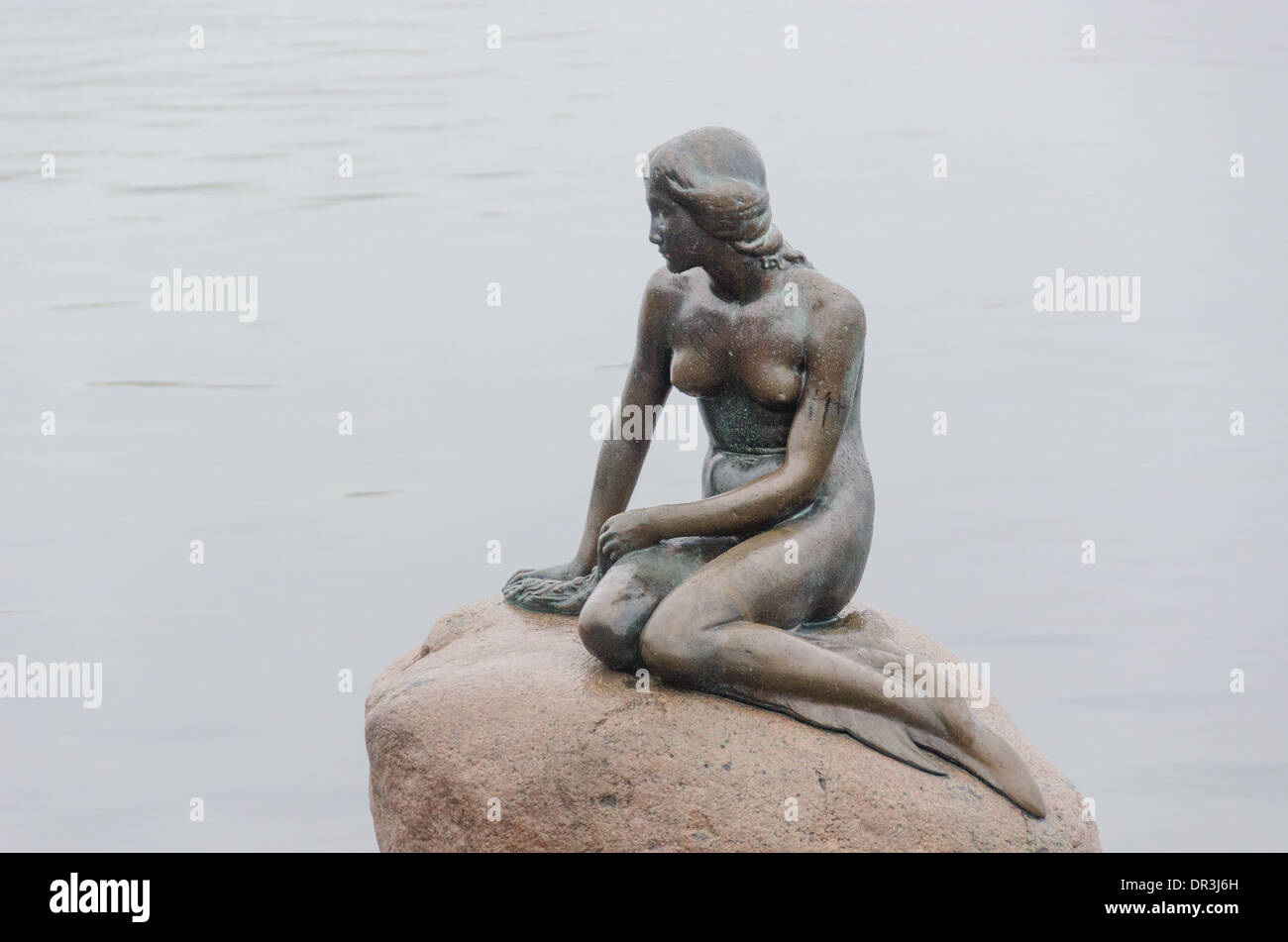 Die kleine Meerjungfrau in Kopenhagen an einem regnerischen Tag Stockfoto
