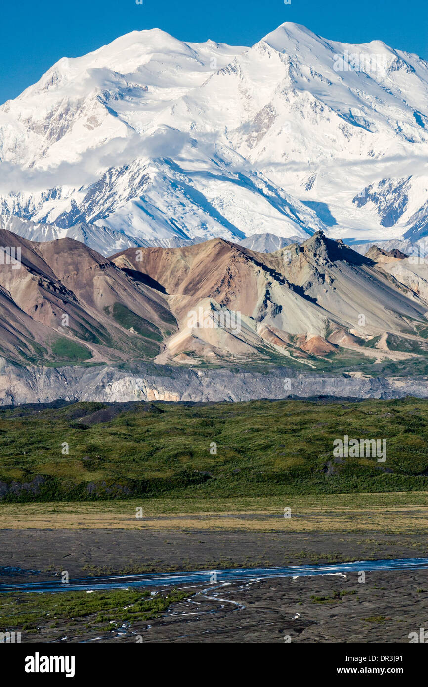 Osten Angesichts der Denali (ehemals Mt. McKinley) vom Park Straße gesehen. Thorofare Flussschotter bar im Vordergrund. Denali National Park & Preserve, AK Stockfoto