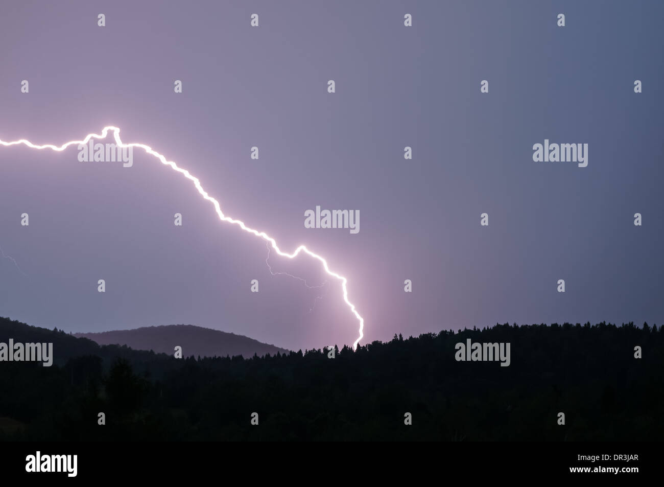Blitz über Nachthimmel Stockfoto