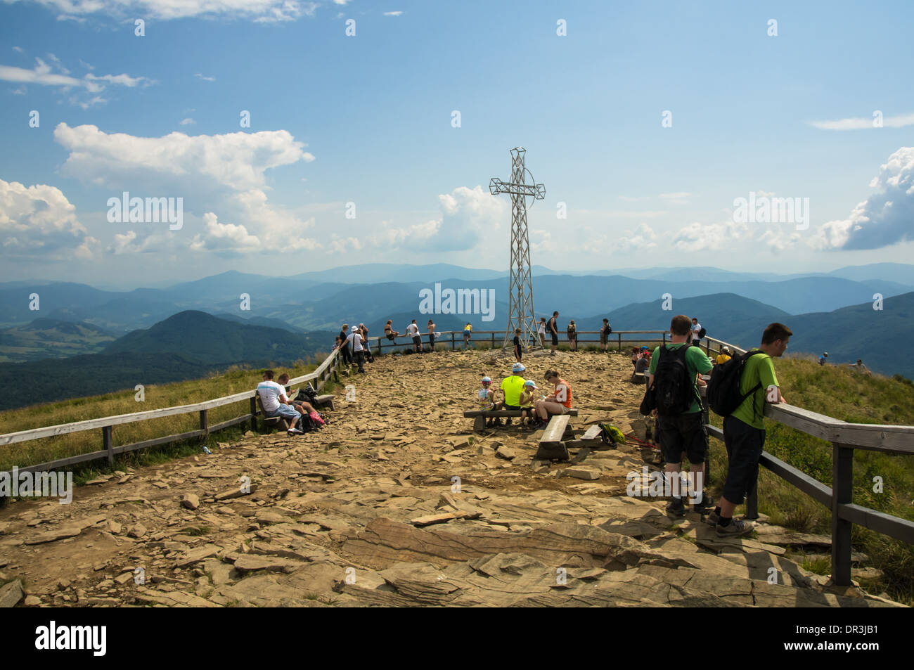 Touristen auf Tarnica Gipfel mit Metallkreuz, Bieszczady-Gebirge-Polen Stockfoto