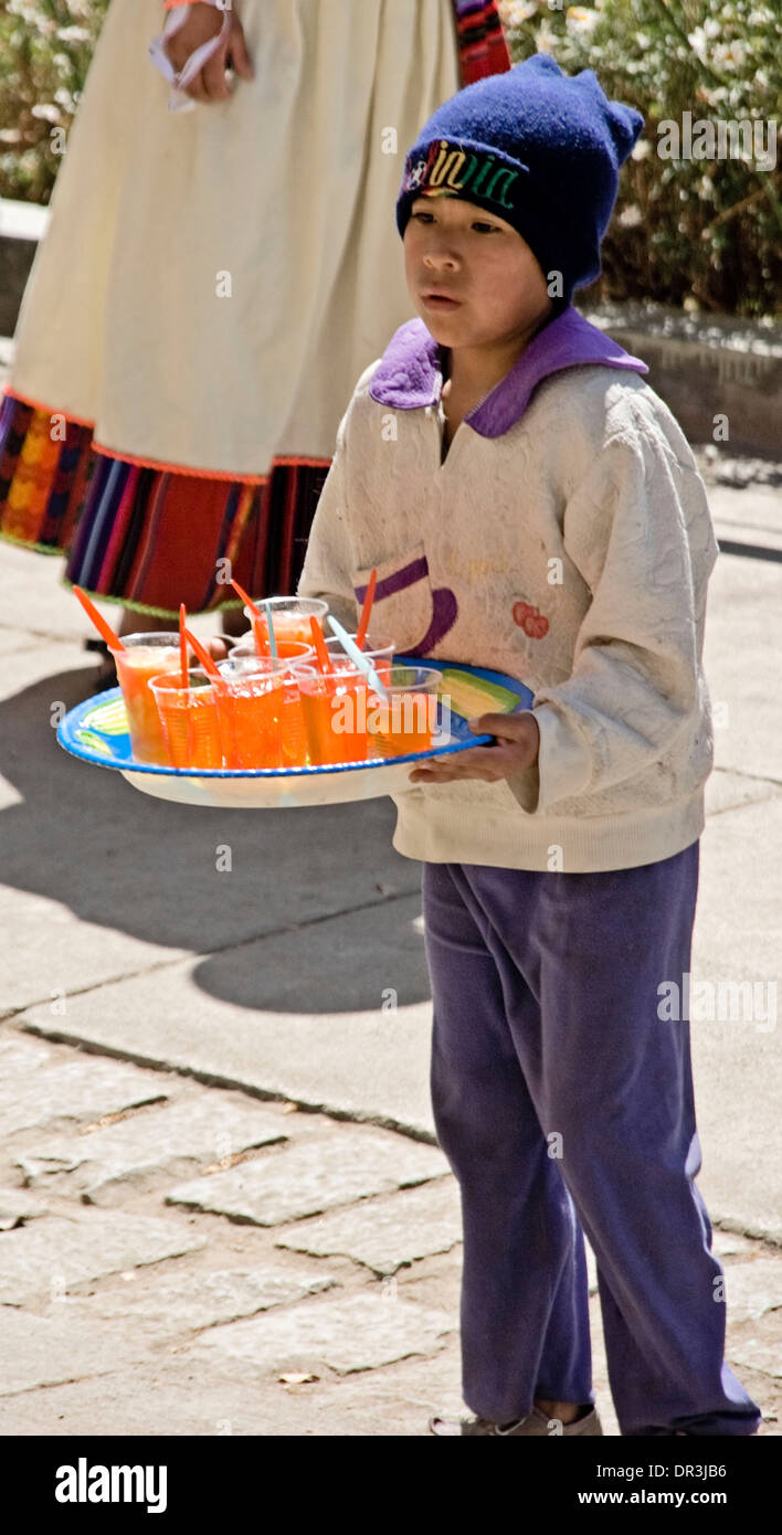 Einheimische junge mit Tablett voller Gläser orange Gelee, Straßenhändler in Stadt Oruro in Bolivien Südamerika Stockfoto