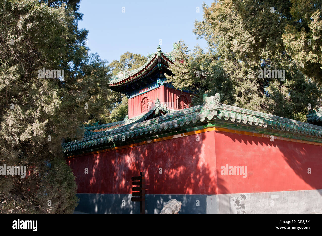 Wände und Pavillon in buddhistischen Yong'An (Tempel des ewigen Friedens) im Beihai-Park, Peking, China Stockfoto