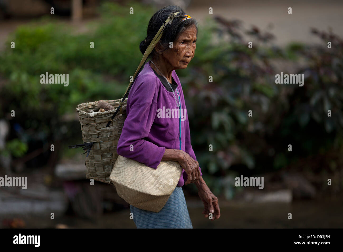 Eine Hanunoo Mangyan Frau geht zu einem Mangyan-Markt in der Nähe von Mansalay, Oriental Mindoro, Philippinen. Stockfoto