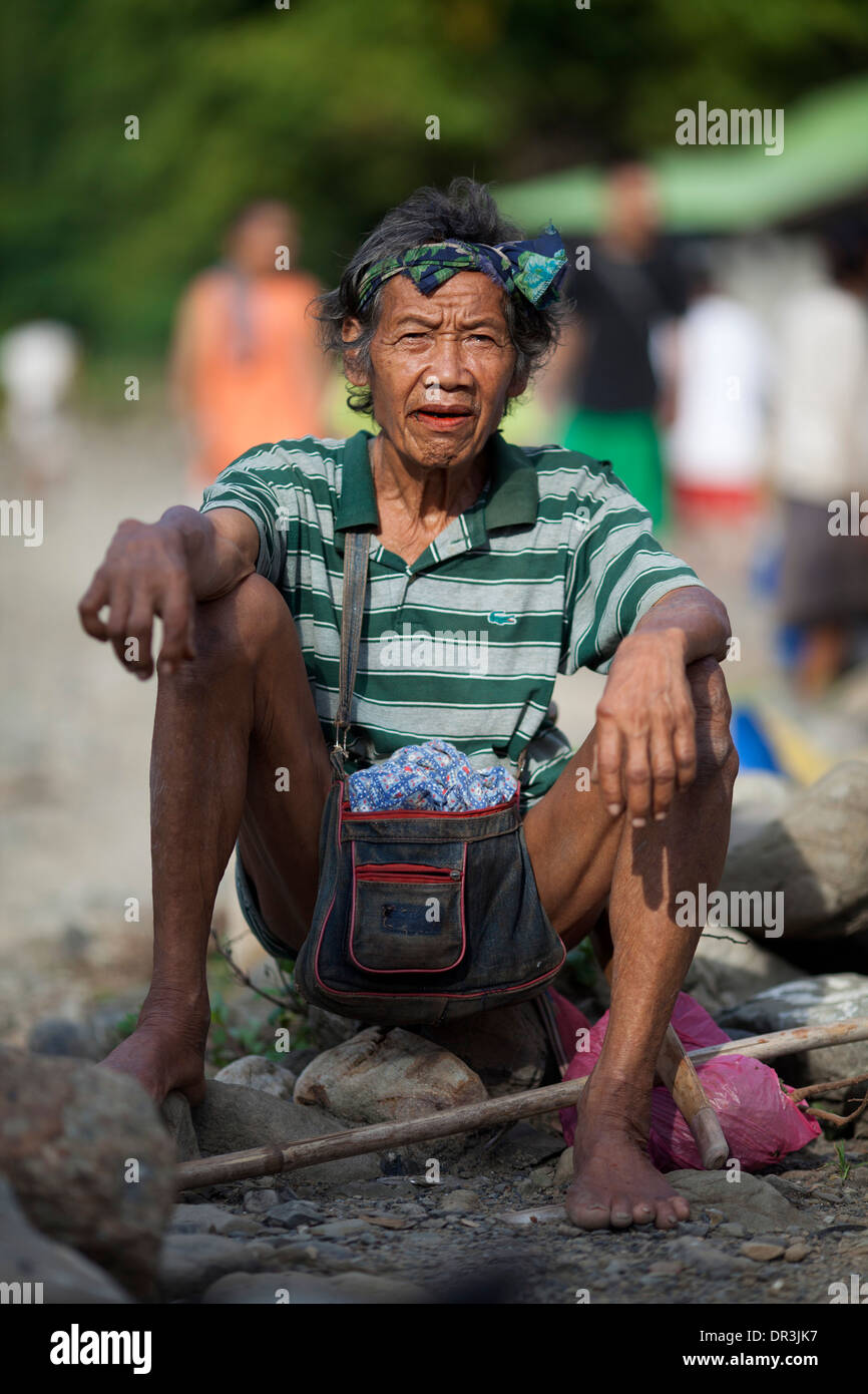 Ein Hanunoo Mangyan Mann auf einem Mangyan-Markt in der Nähe von Mansalay, Oriental Mindoro, Philippinen. Stockfoto