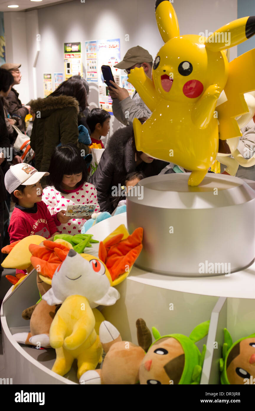 Tasche Monster ausgestellten und zum Verkauf an die Pokemon Center Osaka, Japan Stockfoto