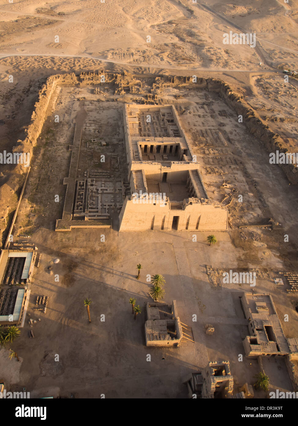 Medinet Habu Grabbeigaben Tempel Ramses III wie aus einem Heißluftballon über dem Westufer des Flusses Nil, Luxor, Ägypten Stockfoto