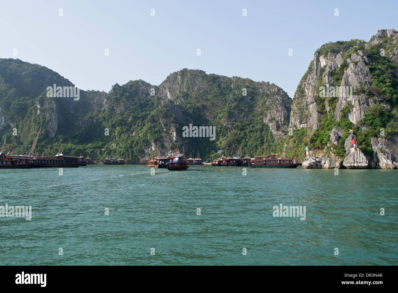 Schiffe schwimmen auf Ha Long Bay Stockfoto