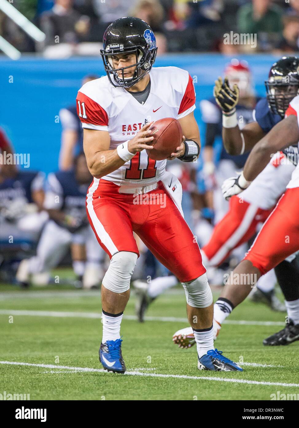 18. Januar 2014 - St. Petersburg, FL, Vereinigte Staaten von Amerika: Osten quarterback Jimmy Garoppolo 11 (Eastern Illinois) während der ersten Hälfte Spielaktion im Osten / Westen Schrein Spiel zwischen Ost (weiß) und West (blau) im Tropicana Field in Sankt Petersburg, Florida. Stockfoto