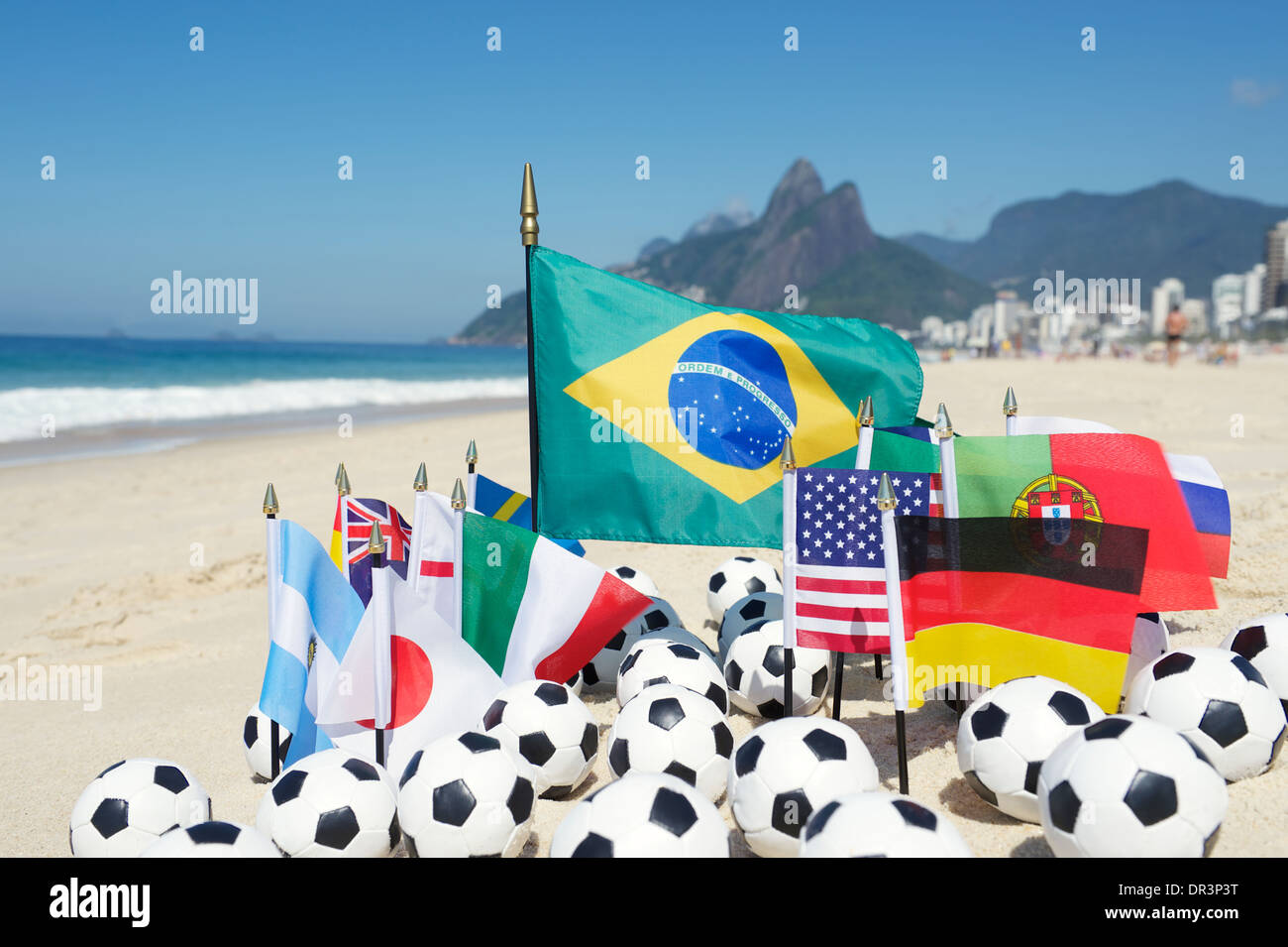 Internationale Fußball-Team-Flaggen mit Fußbällen am Strand in Rio De Janeiro Brasilien Stockfoto