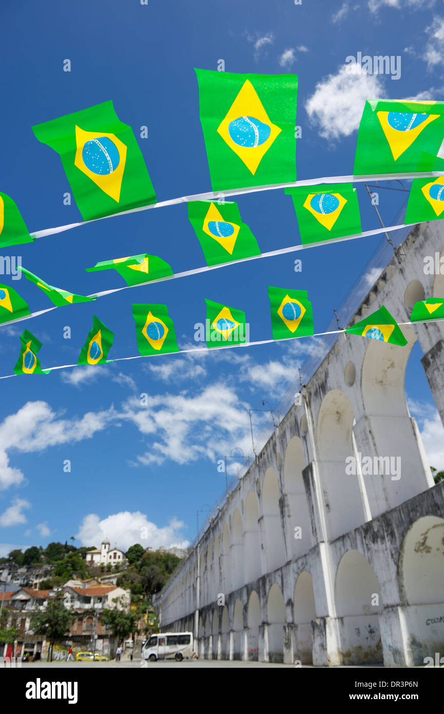 Arcos da Lapa Bögen Rio De Janeiro Brasilien mit festlichen brasilianische Flagge bunting Stockfoto