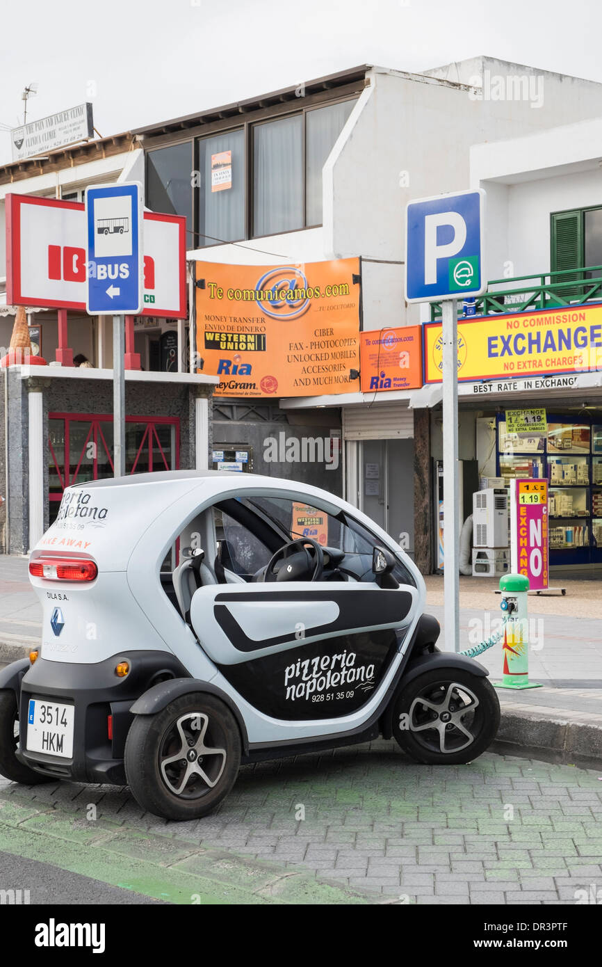 Renault Twizy batteriebetriebene Elektro-Auto für Pizza Delivery angeschlossen, um eine Sol-Lar-Batterie Ladestation am Straßenrand. Stockfoto