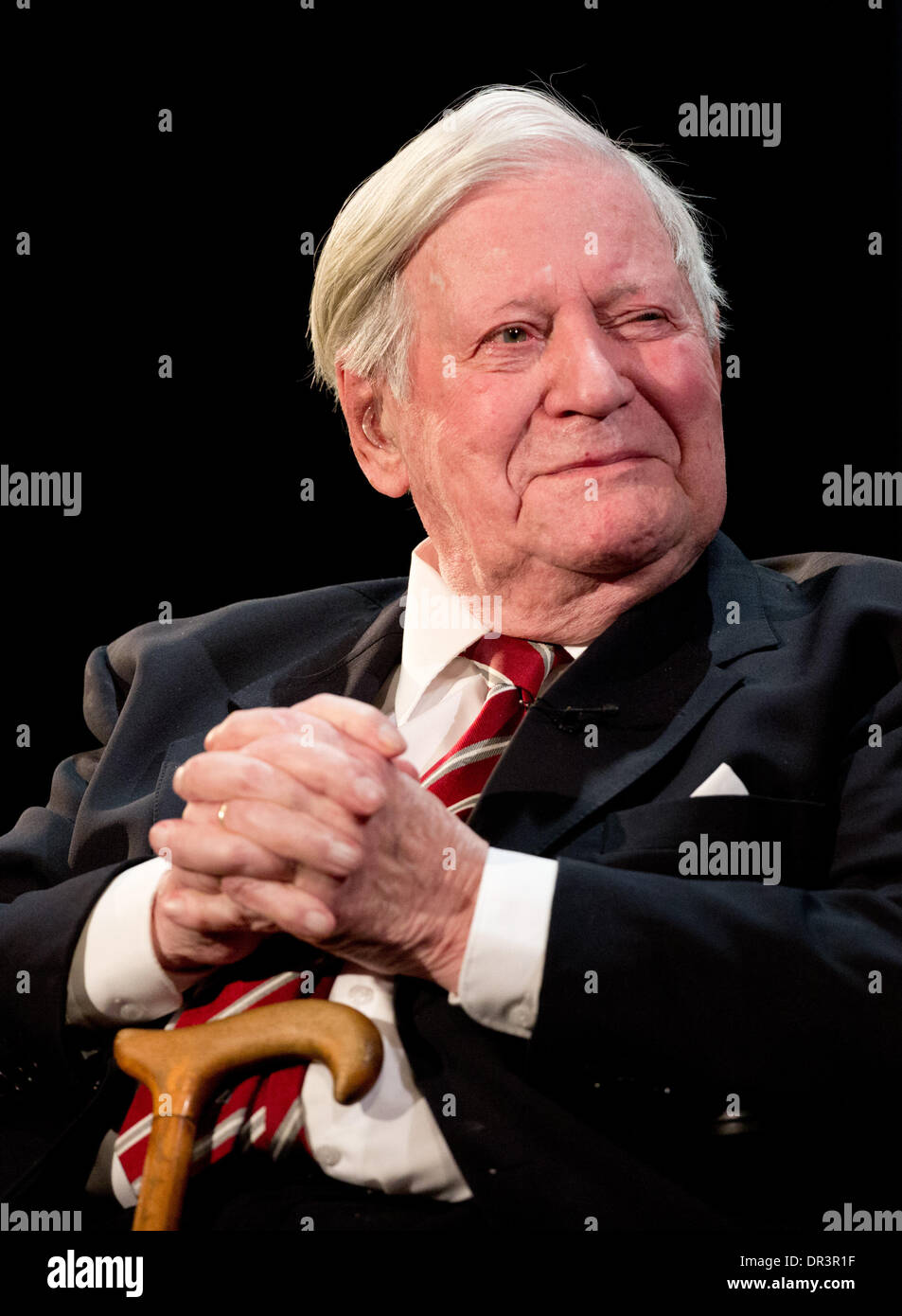 Der ehemalige deutsche Bundeskanzler Schmidt spricht bei seiner Geburtstagsfeier im Thalia Theater in Hamburg, Deutschland, 19. Januar 2014. Fast haben einen Monat nach seinem eigentlichen Geburtstag Bürger, Senat und der Wochenzeitung "Die Zeit" Hamburger Ehrenbürger Gratulant eingeladen. Foto: Christian Charisius/dpa Stockfoto