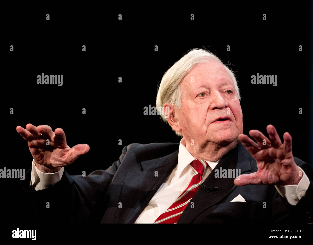 Der ehemalige deutsche Bundeskanzler Schmidt spricht bei seiner Geburtstagsfeier im Thalia Theater in Hamburg, Deutschland, 19. Januar 2014. Fast haben einen Monat nach seinem eigentlichen Geburtstag Bürger, Senat und der Wochenzeitung "Die Zeit" Hamburger Ehrenbürger Gratulant eingeladen. Foto: Christian Charisius/dpa Stockfoto