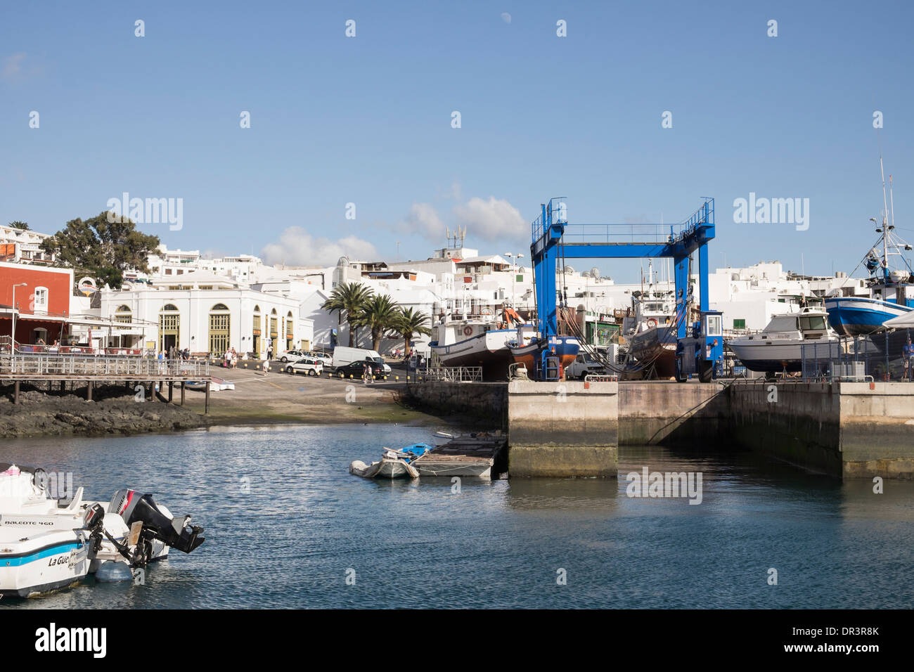 Offshore-Blick vom Hafen in Puerto del Carmen, Lanzarote, Kanarische Inseln, Spanien Stockfoto