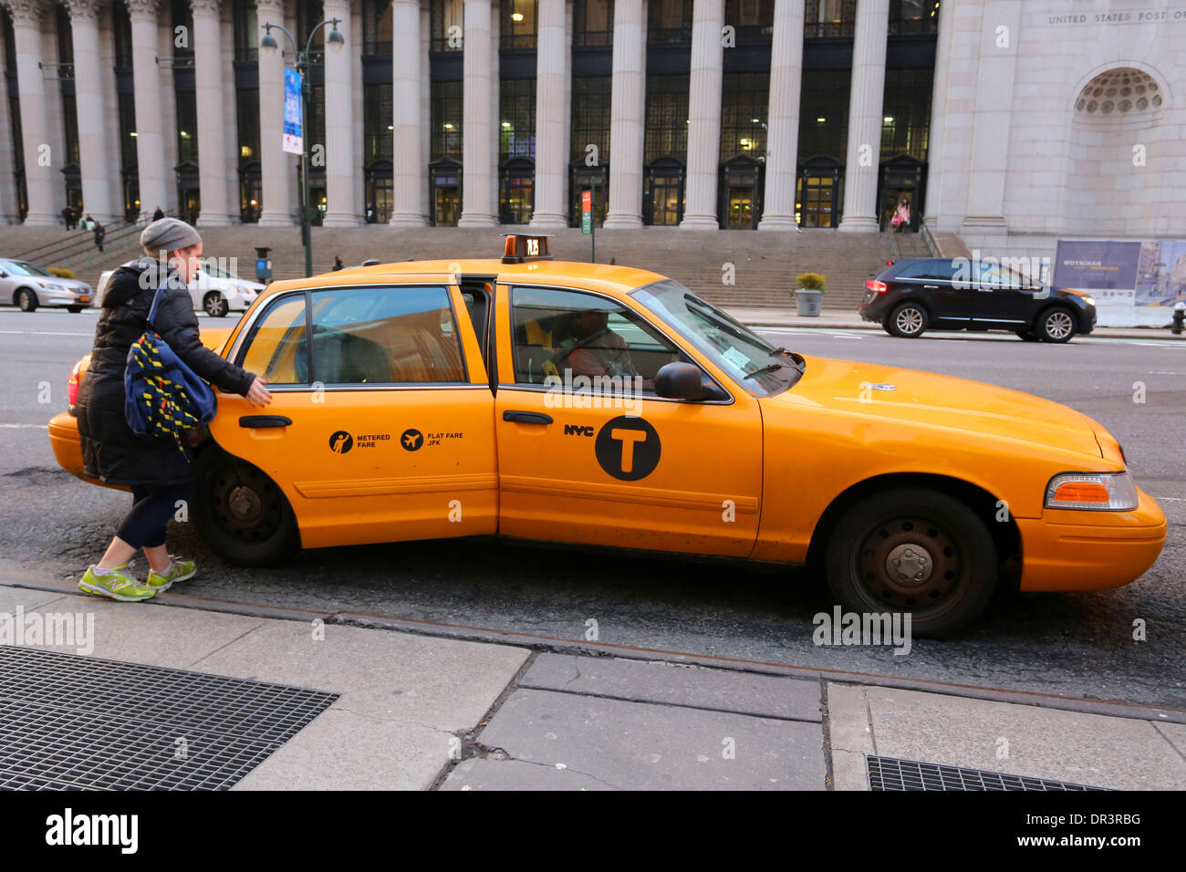 Eine Person hageln und den Einstieg in ein Taxi in New York City Stockfoto