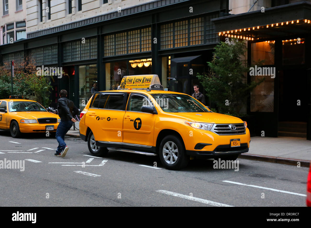 Ein gelbes Taxi wartet vor einem Hotel in Manhattan, New York Stockfoto