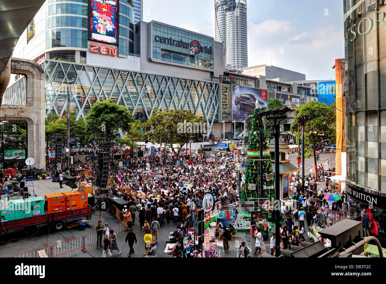 Bangkok, Thailand. 19. Januar 2014. In diesen Bildern liegt im Zentrum von Bangkok Ratchaprasong Stadtteil gegenüber der riesigen Centralworld Shopping Mall & verehrten Erawan-Schrein.  Normalerweise voller Verkehr, den es zum Campingplatz mit toller Aussicht umfunktioniert wurde und live-Unterhaltung. Zehntausende Demonstranten haben gestört Verkehr an wichtigen Kreuzungen und marschierte auf Regierungsgebäude in großen und hektischen Hauptstadt Thailands in dieser Woche. Die Proteste, genannt "Bangkok Herunterfahren," hatte Montag, den 13. Januar ohne ernsthafte Zwischenfälle begonnen.  Die Kundgebungen werden durch die Peo orchestriert © Stockfoto