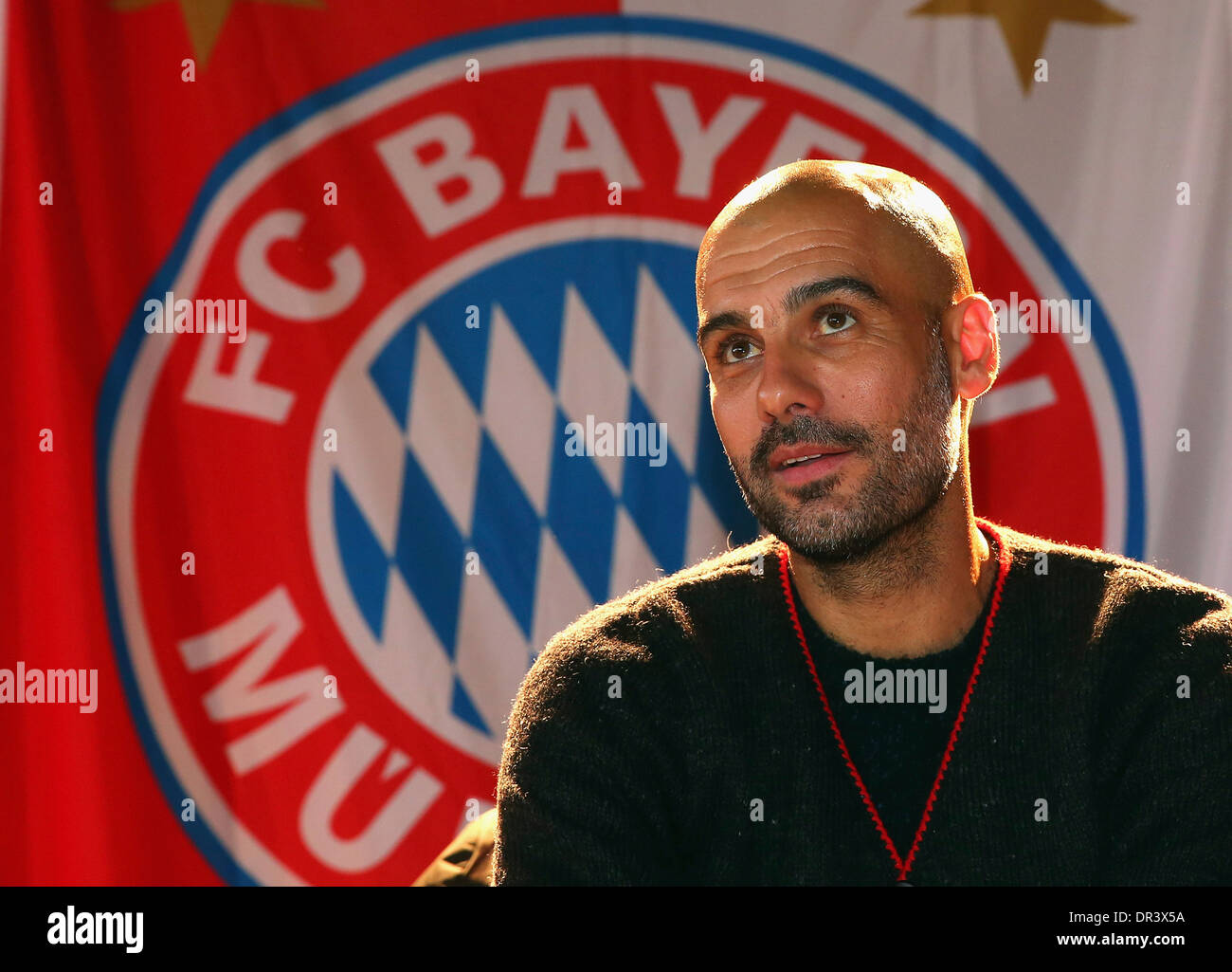 Josep "Pep" Guardiola, Trainer der deutschen Fußball Bundesliga Club FC Bayern München vor dem Club-logo Stockfoto