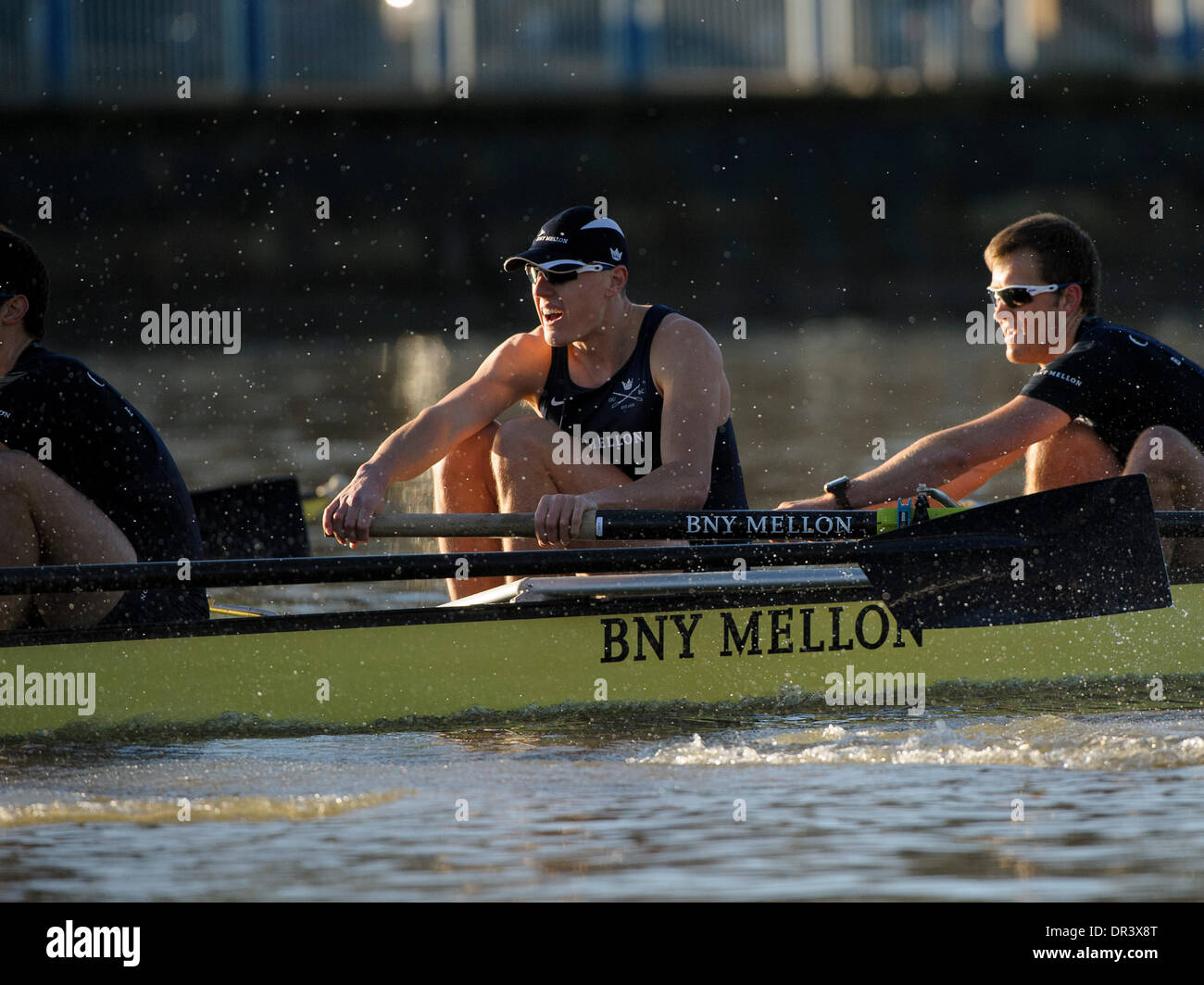 Themse, London, UK. 19. Januar 2014. Die Studie dient als Teil des Auswahlverfahrens zu bestimmen, die Universität von Oxford im 160. Rennen von Universitätsregatta am 6. April 2014 vertreten wird. Die Testversion für die zwei Achter, namens Persistent und stur ist das einzige Mal während der Saison, dass die Gruppenmitglieder Side-by-Side über die vollen vier und ein Viertel Meilen des Championship-Golfplatzes zwischen Putney und Mortlake in einer Simulation von BNY Mellon Boat Race Rennen können. Bildnachweis: Action Plus Sport Bilder/Alamy Live News Stockfoto