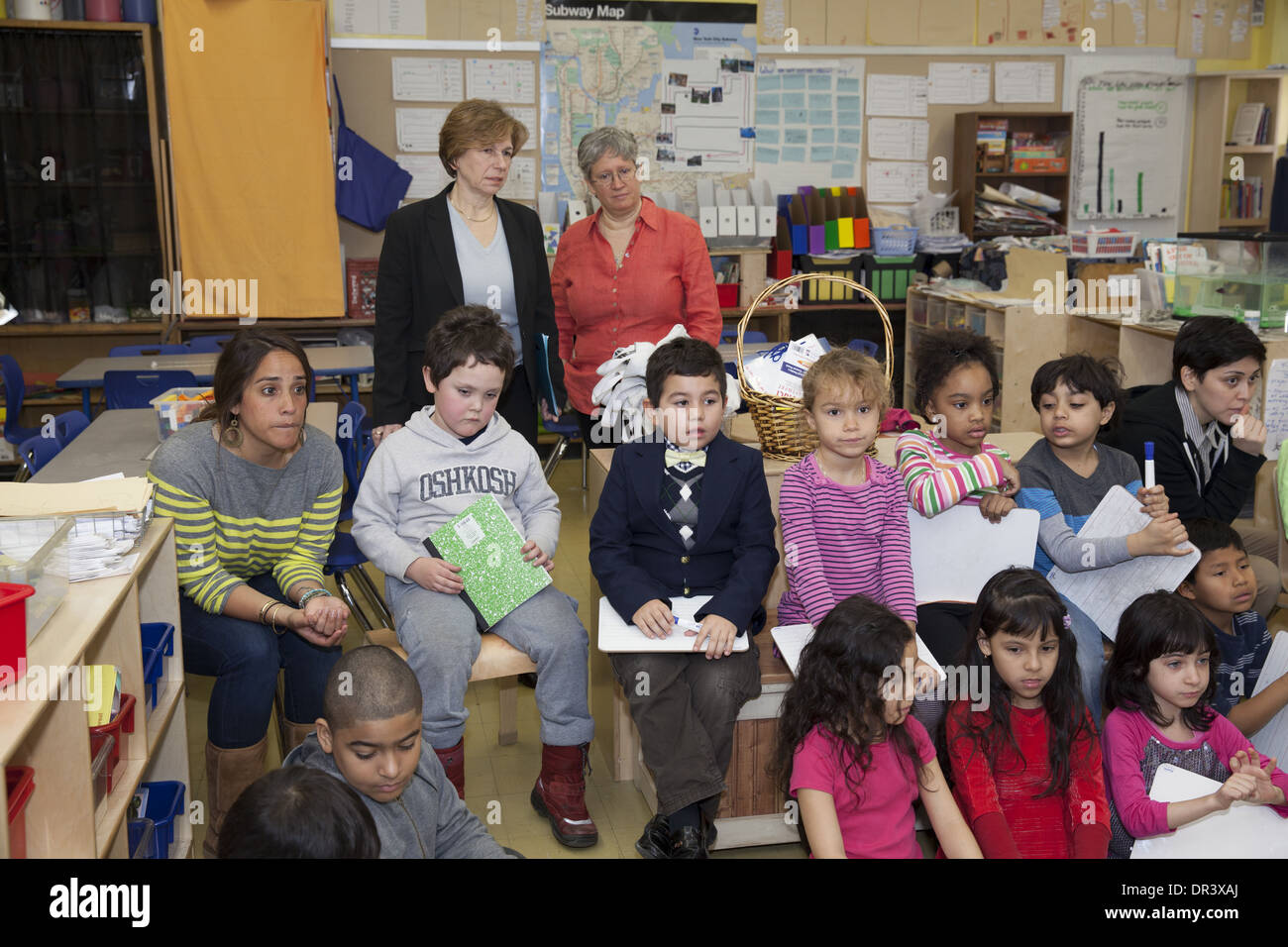 Randi Weingarten AFT Präsident & Schulleitung beobachten eine 2. Klasse eine öffentliche Grundschule in Manhattan. Stockfoto