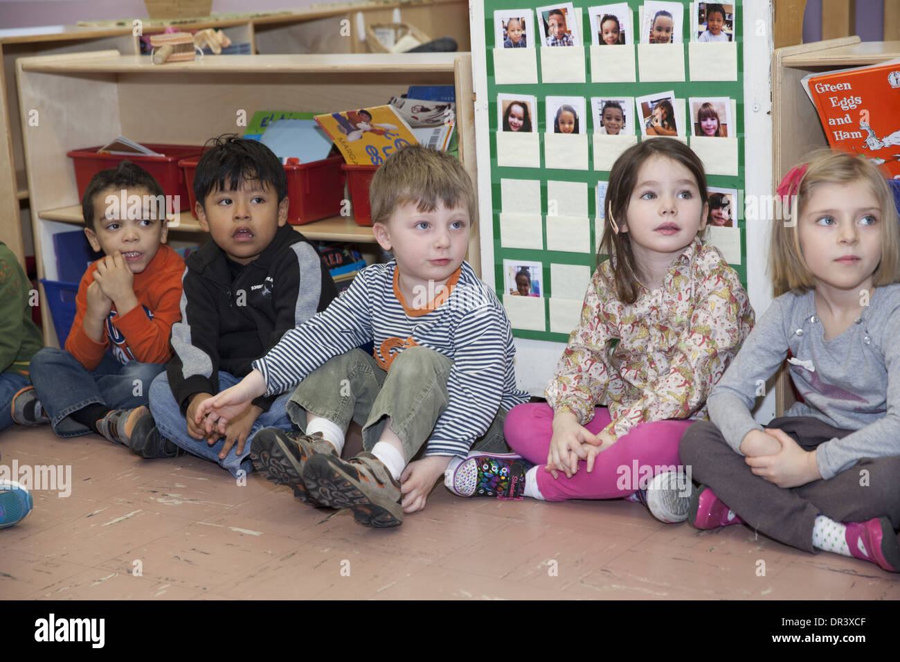 Kindergarten Studenten in eine Diskussion auf der Burg Brücke öffentlichen Grundschule in Upper Manhattan, wo zweisprachige Erziehung stattfindet, Spanisch. Stockfoto