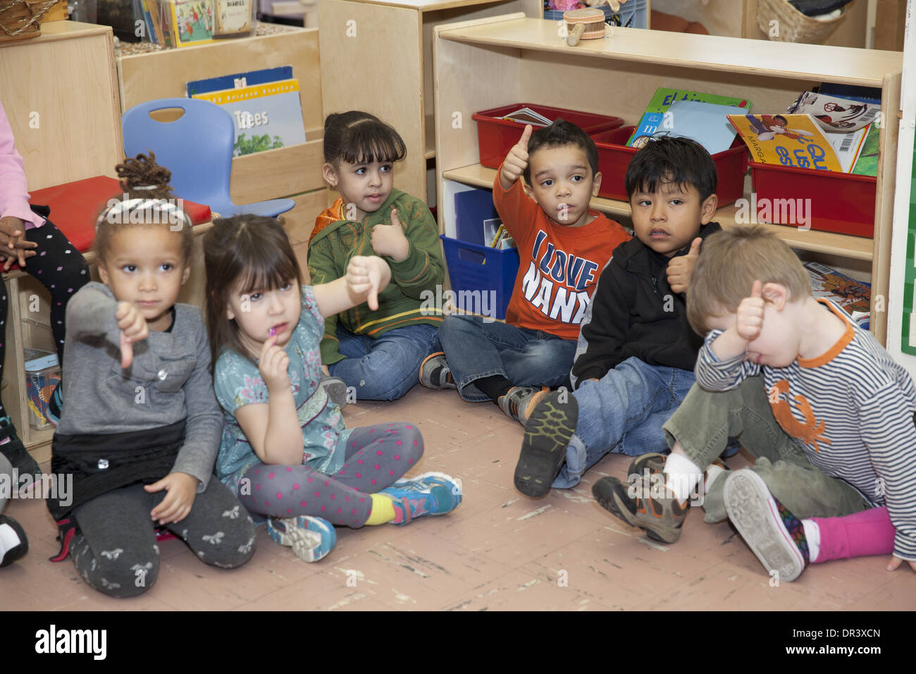 Kindergarten Studenten in einer Diskussion an der Schlossbrücke öffentliche Volksschule in upper Manhattan, NYC. Stockfoto