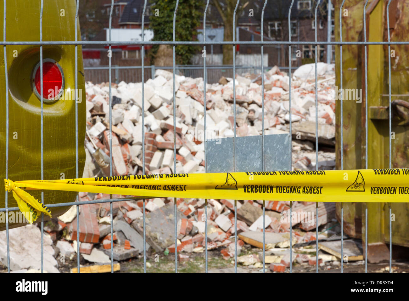 Kein Trespassing Band für Asbest in niederländischer Sprache am Eingang des kontaminierten Gelände Stockfoto