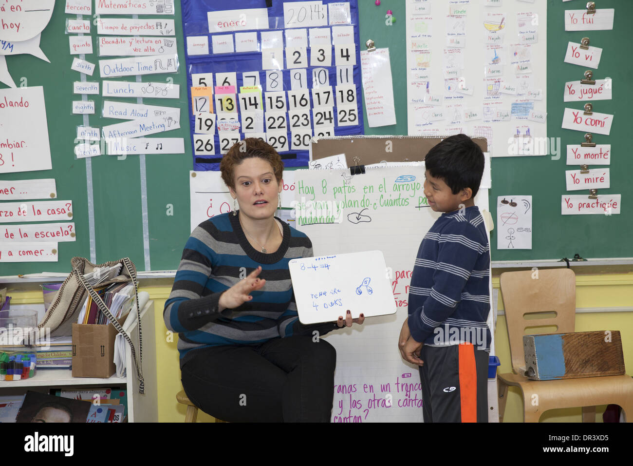 Zweisprachige (Spanisch & Englisch) öffentliche Grundschule Klasse in New York City Stockfoto