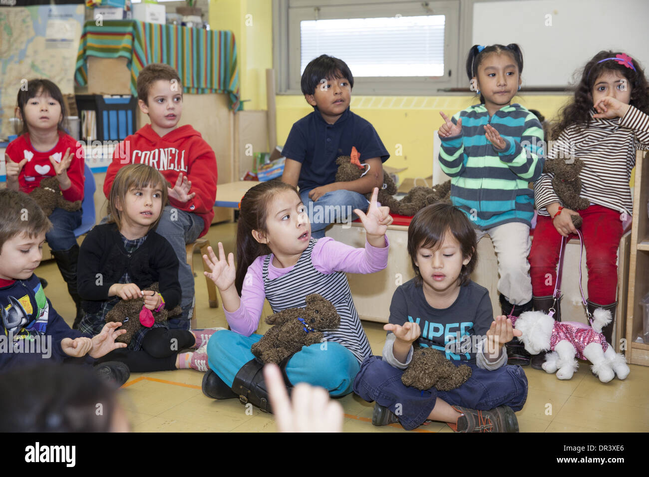 Aktive Grundschulklasse an einer öffentlichen Grundschule in upper Manhattan, NYC. Stockfoto
