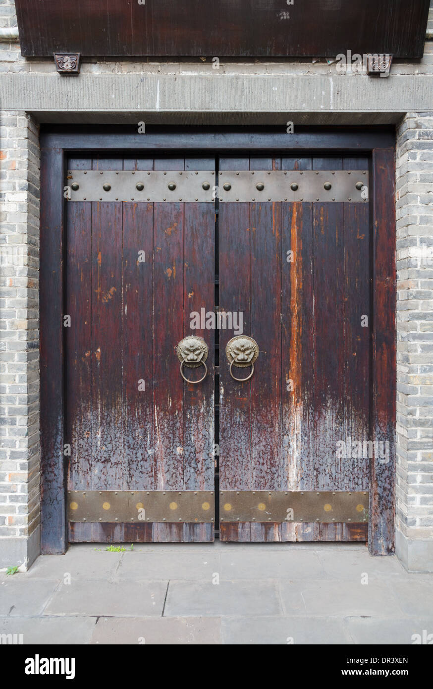 Braune traditionelle chinesische Tür mit Drachen Türklinken Stockfoto