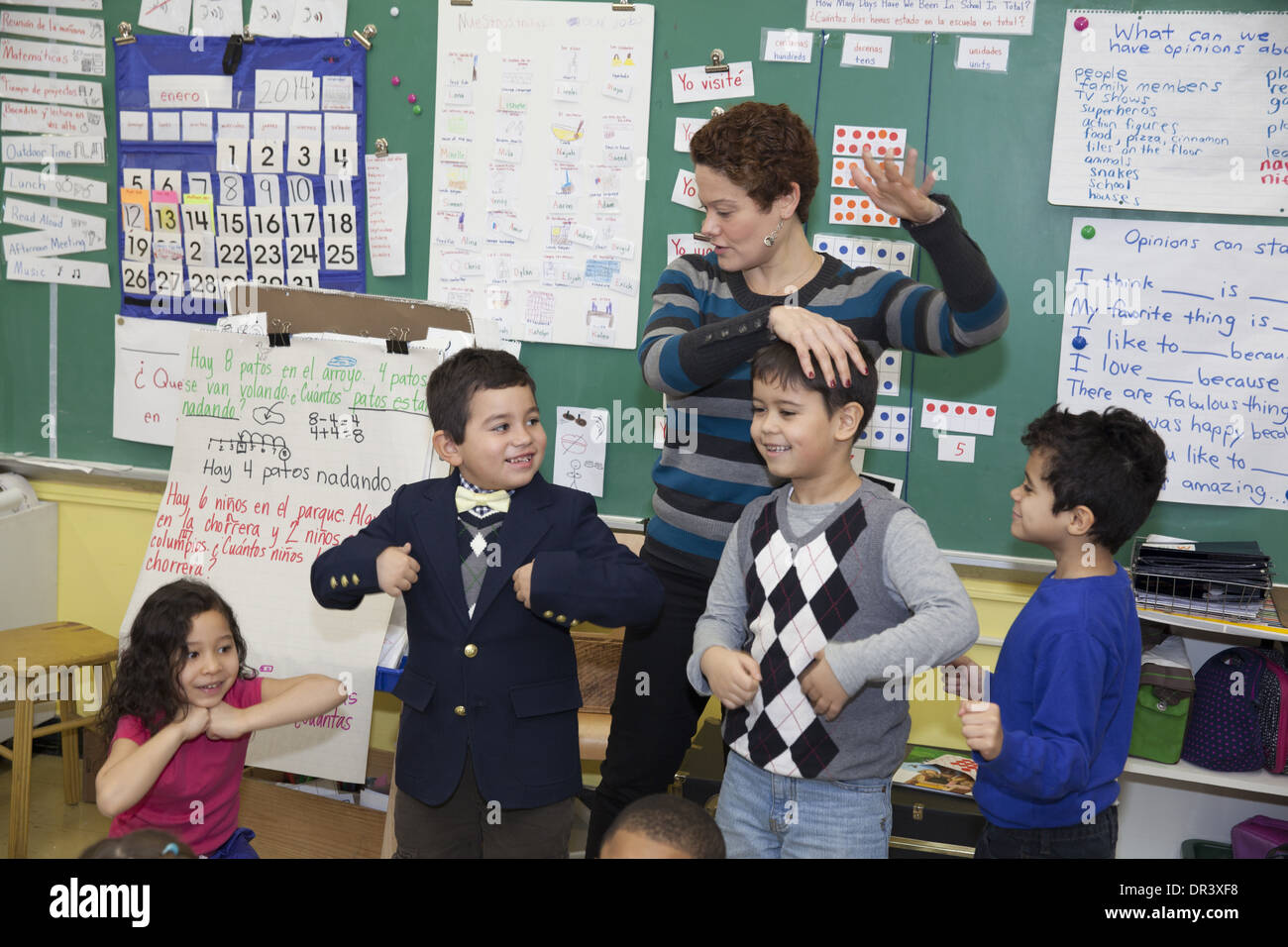 Zweisprachige (Spanisch & Englisch) öffentliche Grundschule Klasse an der Schlossbrücke-School in New York City Stockfoto