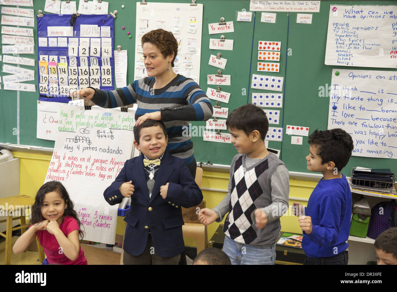 Zweisprachiger (Spanisch und Englisch) öffentlicher Grundschulkurs in Upper Manhattan, NYC. Stockfoto