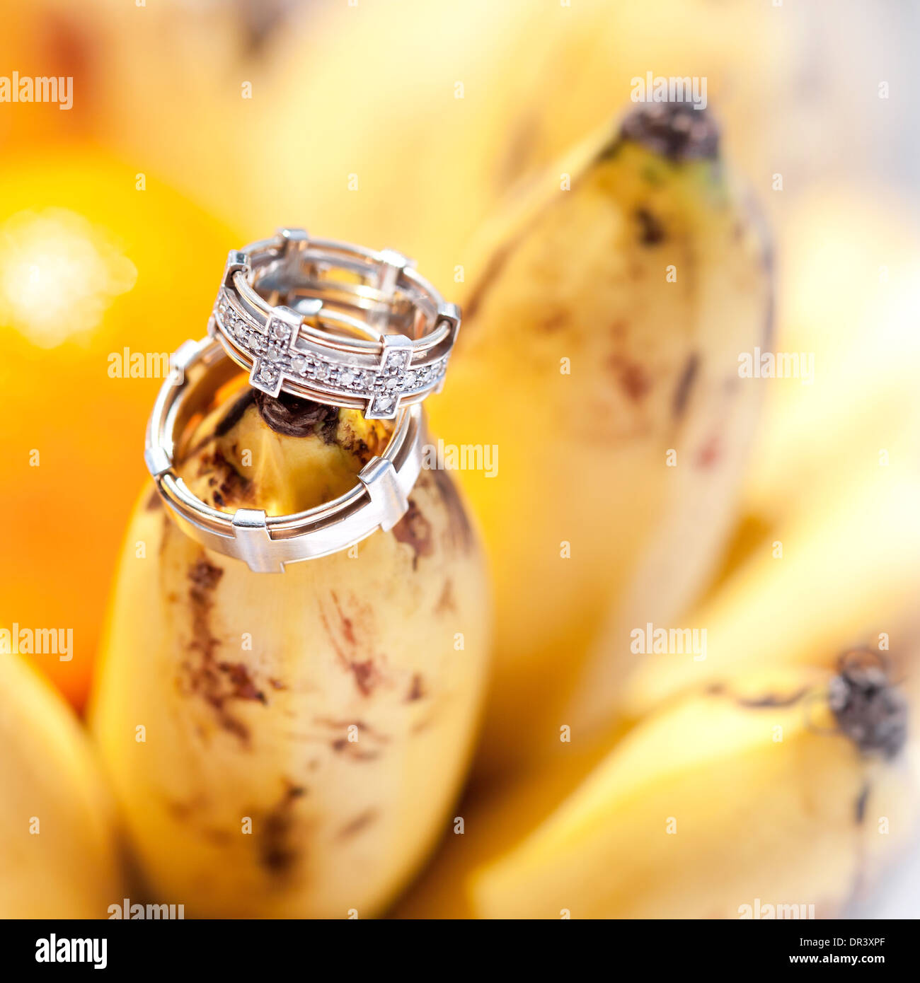 Gold von Trauringe auf Bananen Frucht, Hochzeit in Tropen Stockfoto