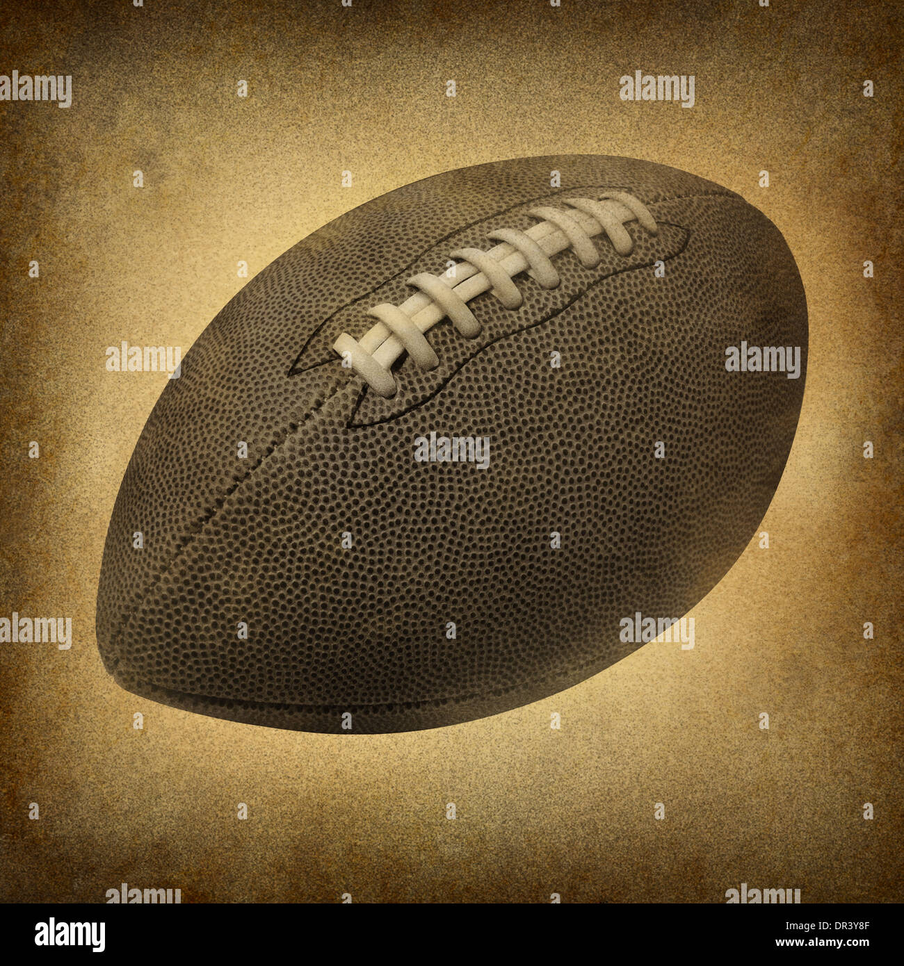 Am alten Grunge Fußball als Vintage Antik Sport Symbol auf einem schmutzigen Pergament-Hintergrund als Amerikaner kulturell und traditionell. Stockfoto