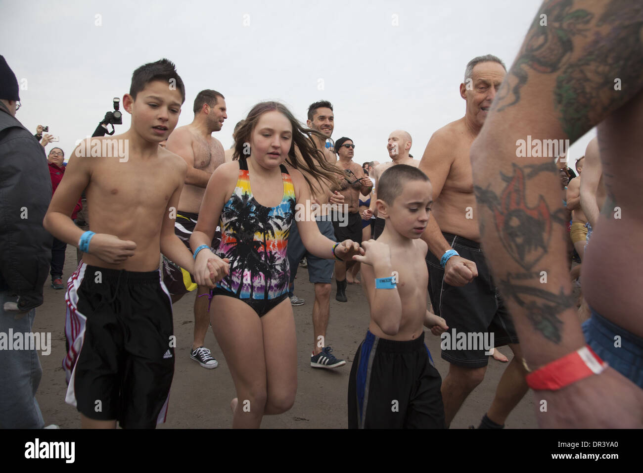 Alle möglichen Leute kam für den jährlichen Polar Bear Club neue Jahre Tag 2014-Sprung in den eiskalten Atlantik auf Coney Island. Stockfoto