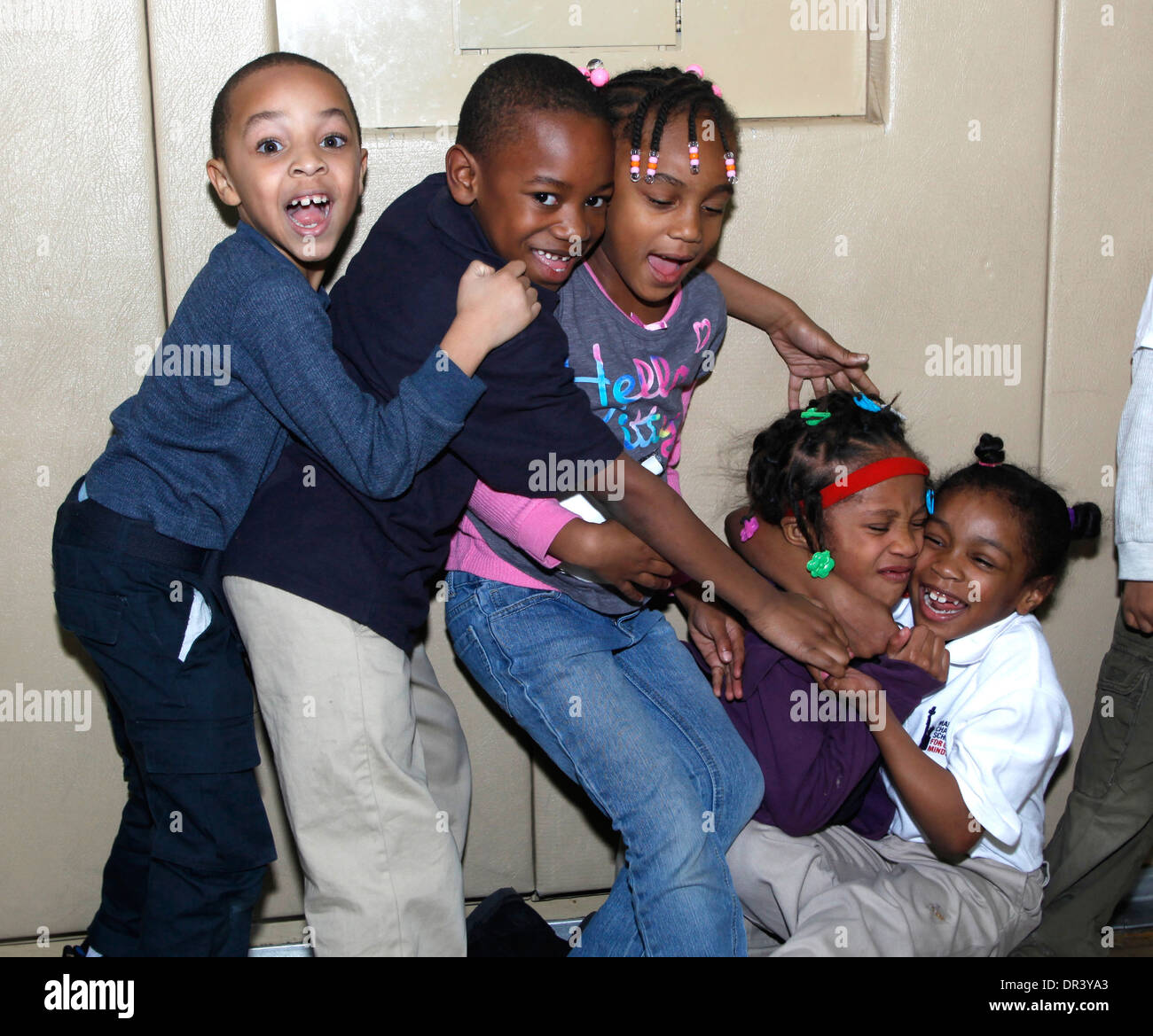 Kinder nach der Schulprogramm in New York City für die Kamera zu einem Gemeindezentrum herumspielen. Stockfoto