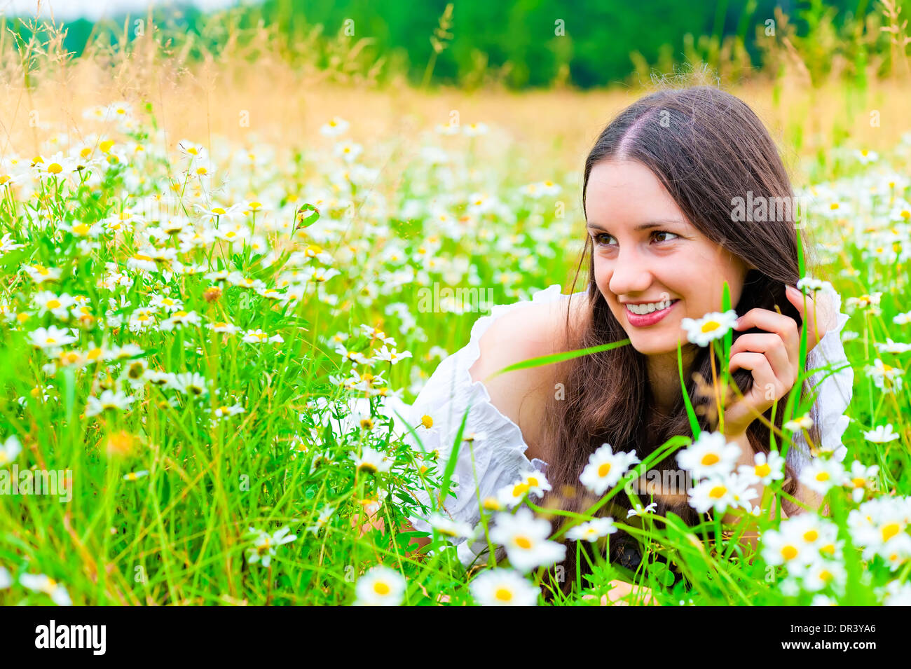 charmante junge Mädchen in einem Feld mit üppigen Rasen Stockfoto